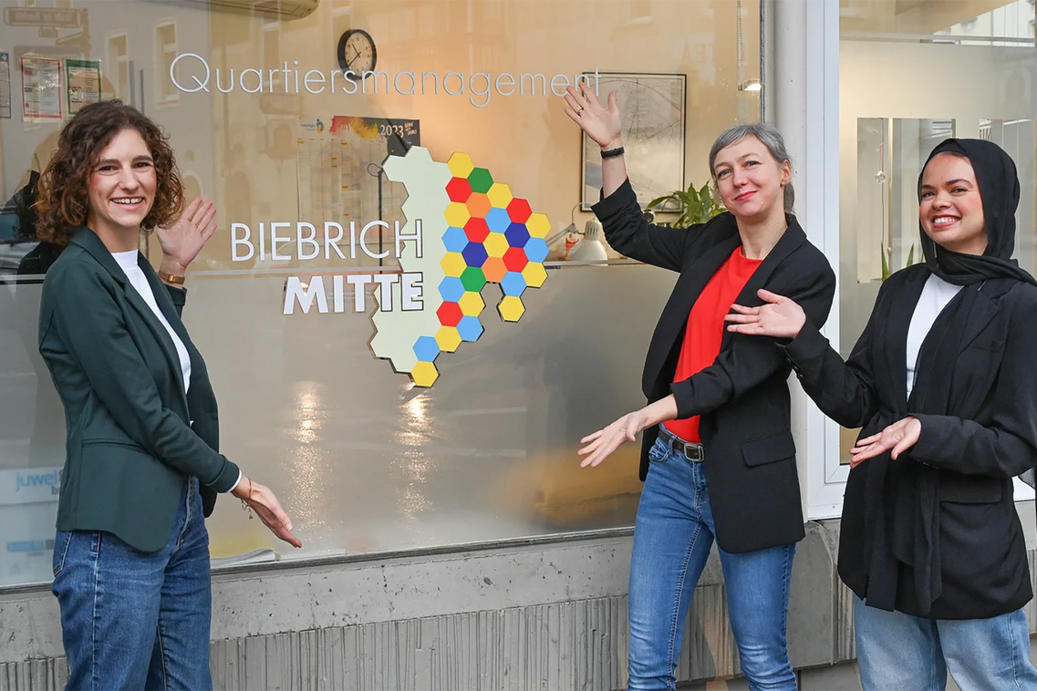 Frauen vor Schaufenster