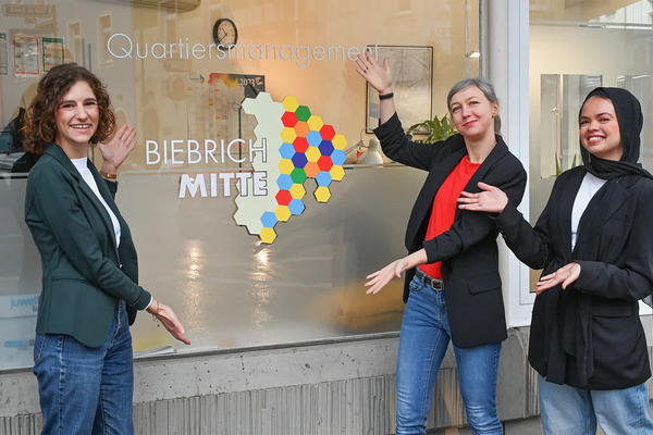 Frauen vor Schaufenster