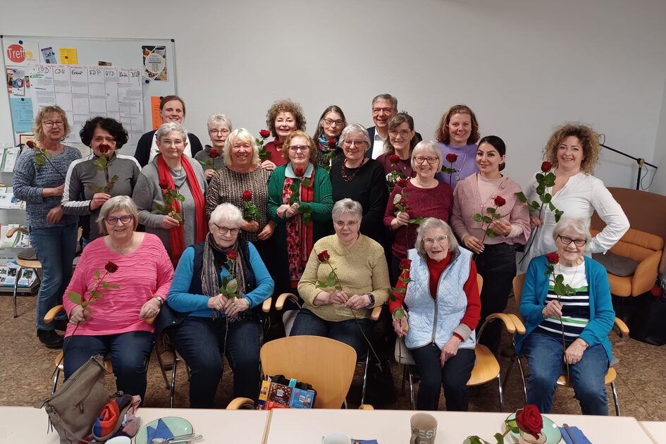 Gruppenbild mit Seniorinnen und Senioren.