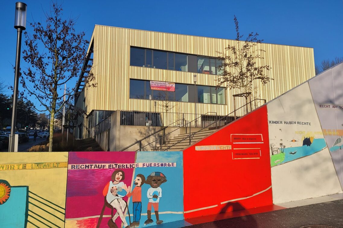 Gebäude mit bemalter Wand