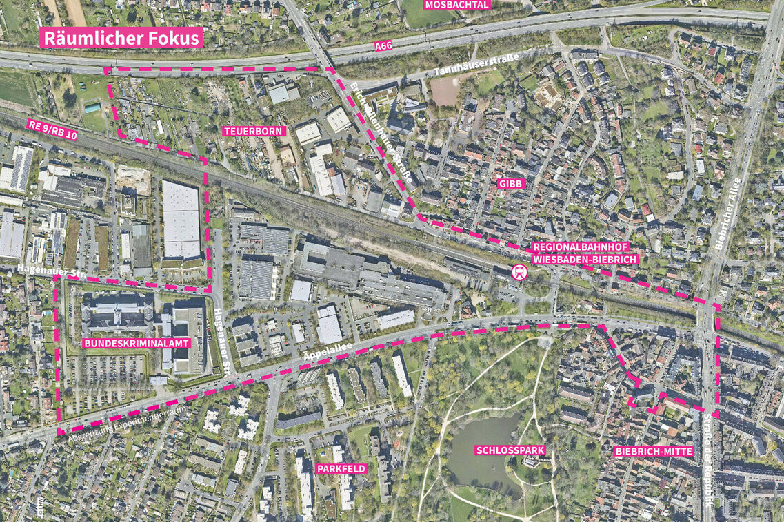 Luftbild des Umfelds des Regionalbahnhof Wiesbaden-Biebrichs. Gewerbliche und durch Wohnen genutzte Bereiche, der Schlosspark sowie die Bahntrasse, Äppelallee und Bundesautobahn A66 sind deutlich zu erkennen. Der Umriss des Experimentierraums ist farbig dargestellt.