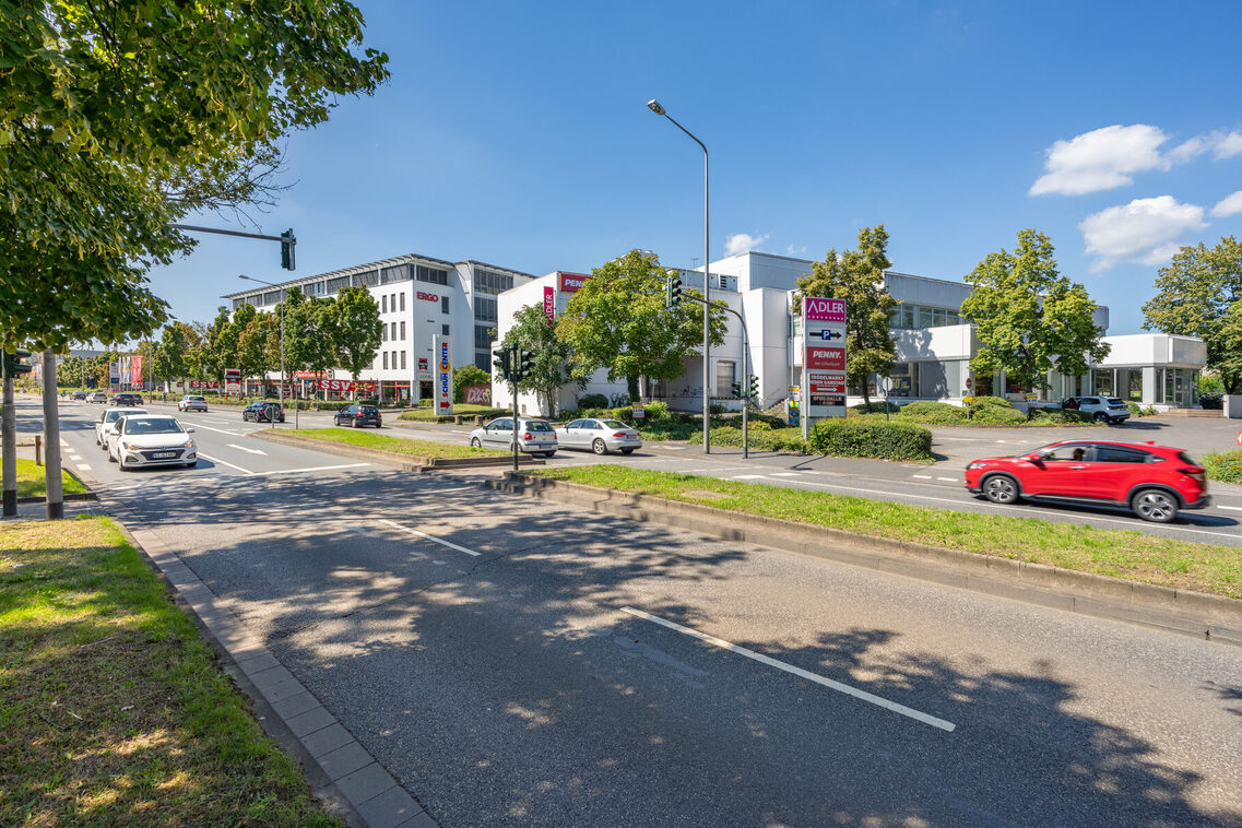 Autos fahren entlang der Äppelalee am Adler-Center vorbei.