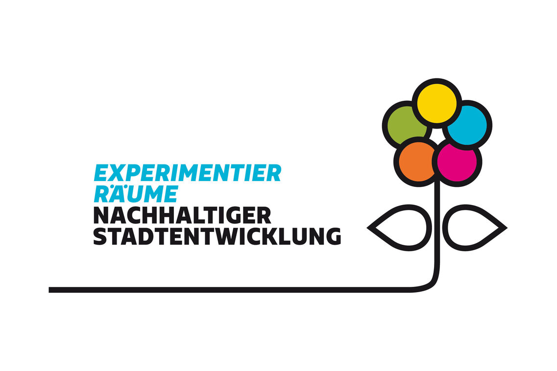 Blume mit fünf farbigen Blütenblättern und dem Schriftzug „Experimentierräume nachhaltiger Stadtentwicklung“