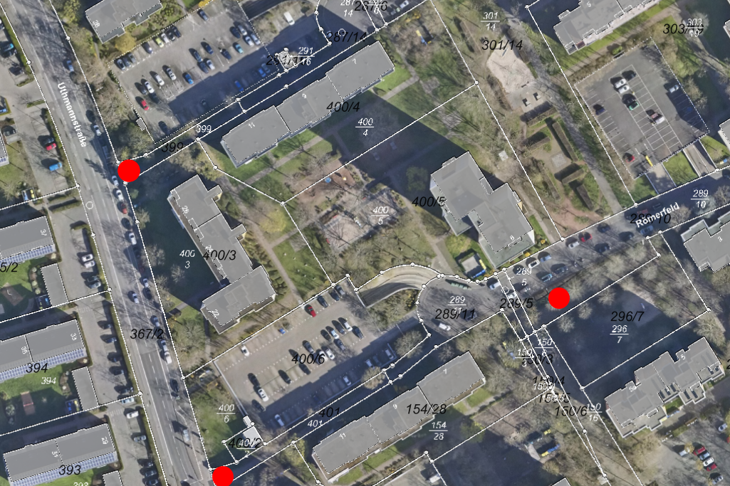 Luftbildaufnahme vom Sampel mit drei roten Punkten entlang von wichtigen Fußwegeverbindungen zwischen Uthmannstraße und Römerfeld.