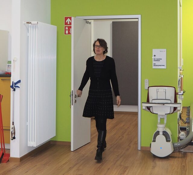 Frau betritt Ausstellungsraum