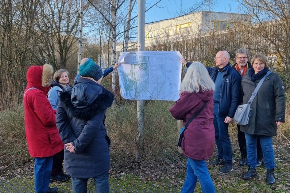 Gruppe mit Entwurfsskizze