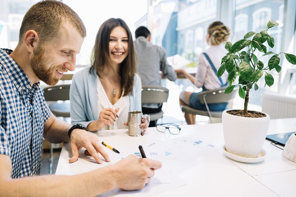 Mann und Frau erstellen Skizze am Tisch