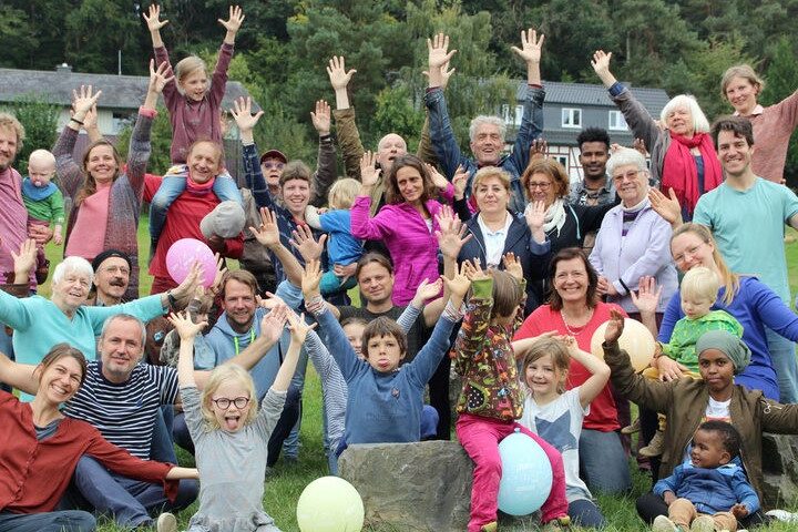 Gruppenfoto mit Hände in die Höhe gestreckt