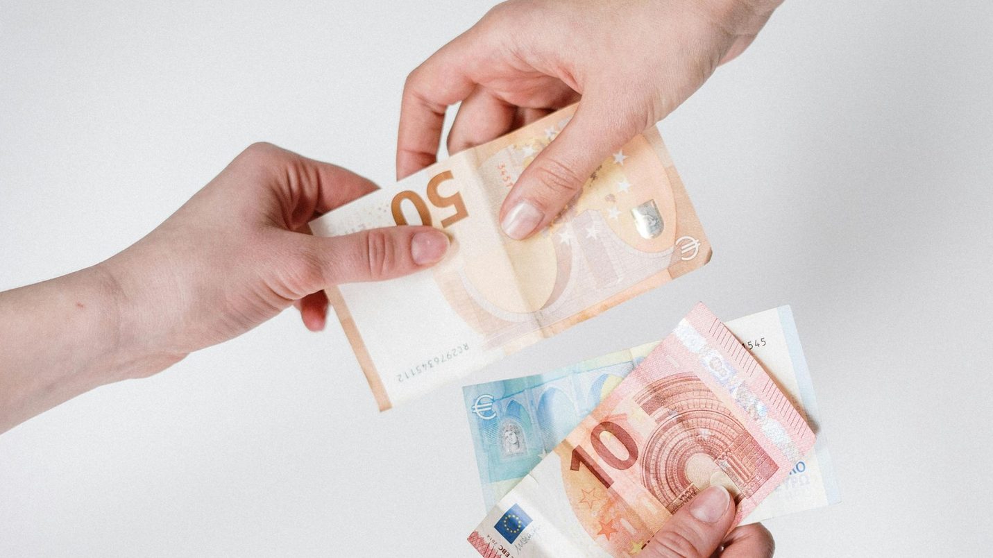τα χέρια δίνουν ο ένας στον άλλο χαρτονομίσματα