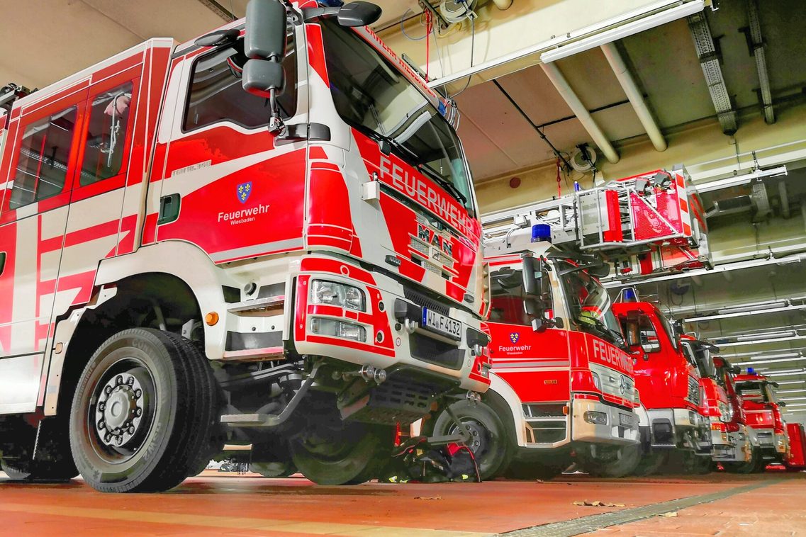 Löschzug der Feuerwehr Wiesbaden in der Fahrzeughalle