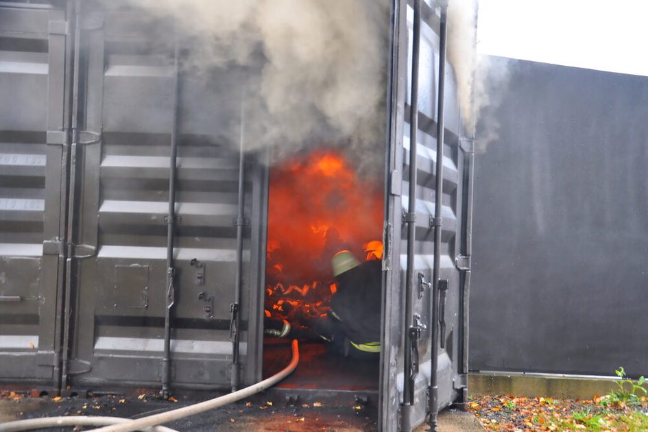 Angehörige der Feuerwehr Wiesbaden im Brandcontainer