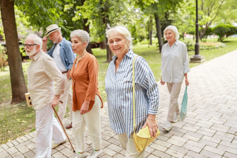 Gruppe älterer Menschen auf einem Spaziergang