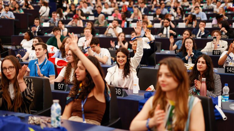 Тийнейджъри и млади хора в пленарната зала на Европейския парламент по време на Европейското младежко събитие 2023