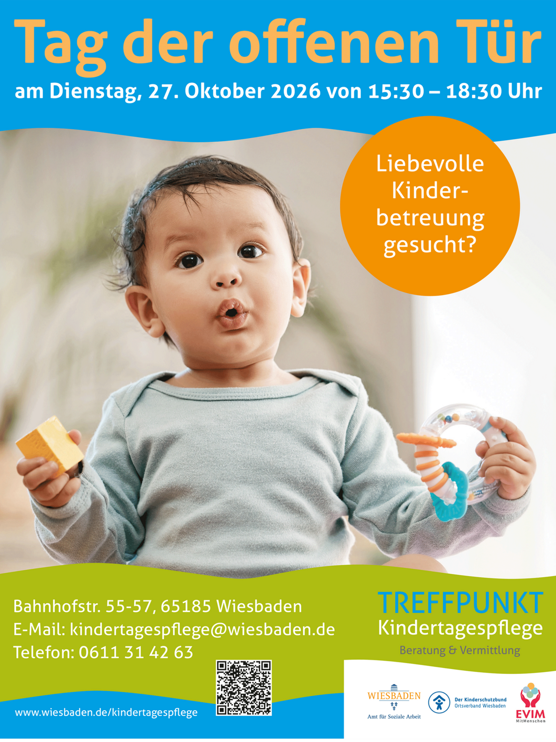 Plakat Tag der offenen Tür KIndertagespflege - Slogan und Kind schaut in die Kamera.