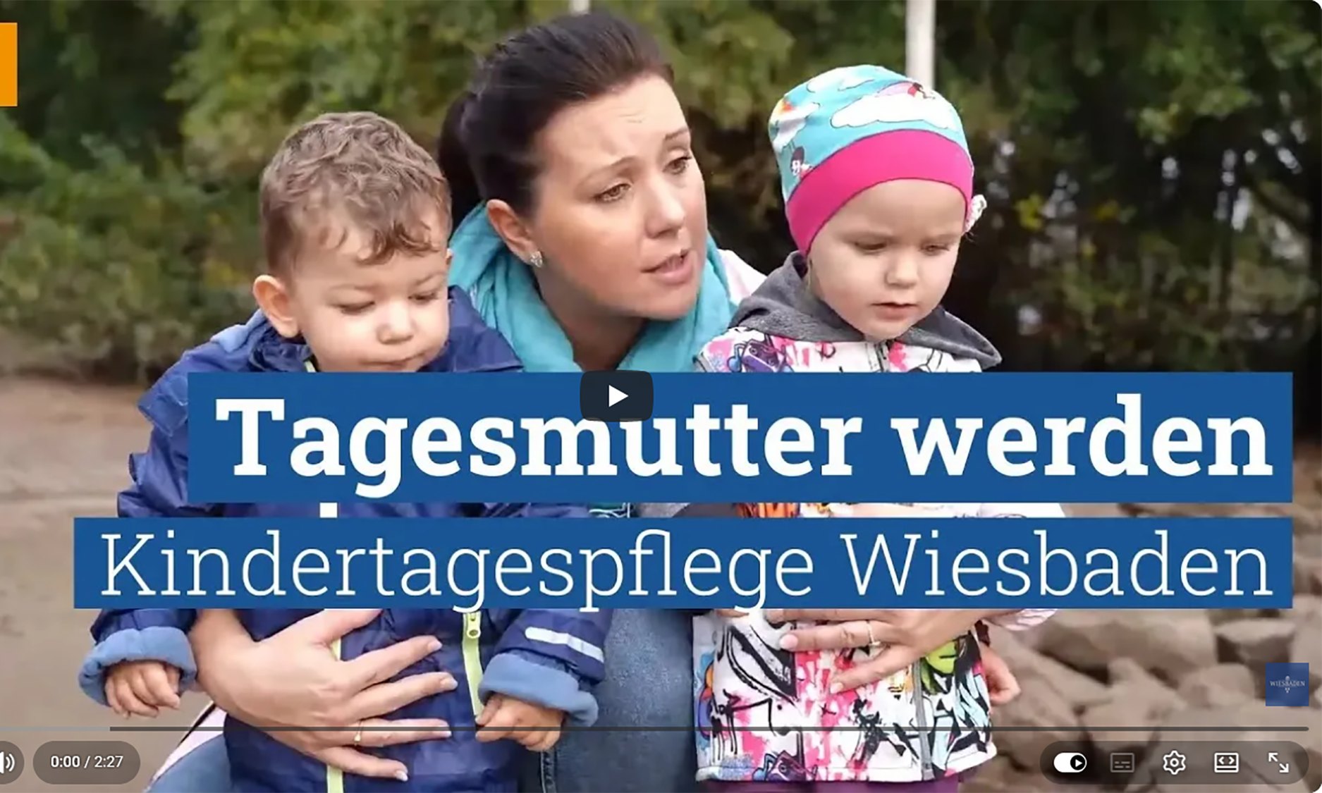 Das Video zeigt Wiesbadener Tagesmütter und Tagesväter bei der Arbeit mit den Kindern und stellt die Fachstelle Kindertagespflege in Wiesbaden vor..