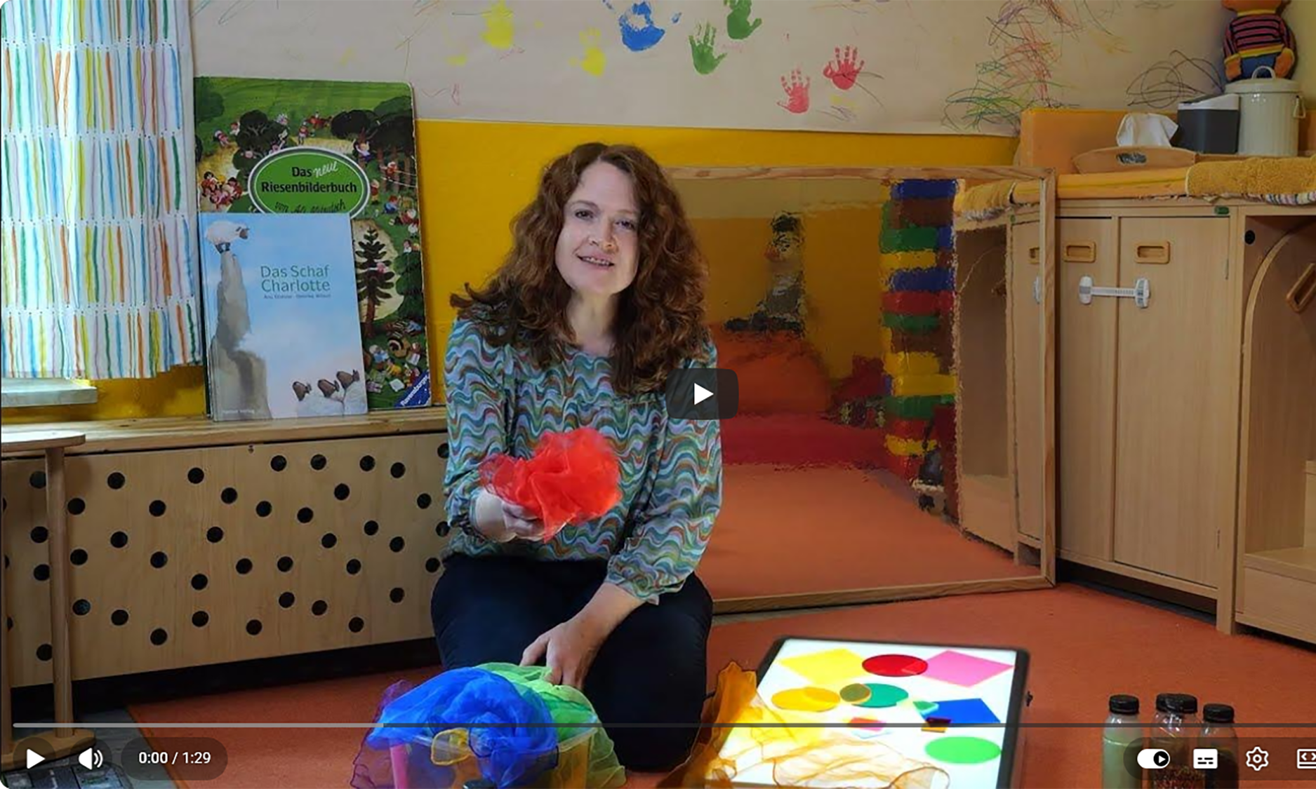 Das Video zeigt eine Zusammenfassung von Tätigkeitsfeldern und Aufgaben von Kindertagespflegepersonen rund um Betreuung und Beschäftigung, Verpflegung und Betreuung.