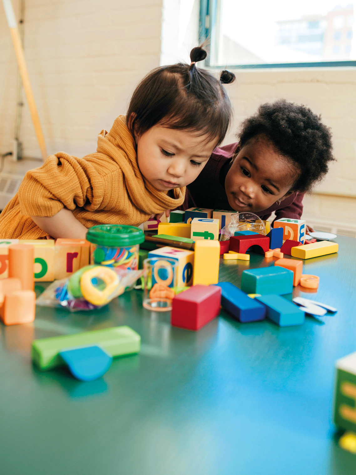 Zwei spielende Kinder mit Bausteinen