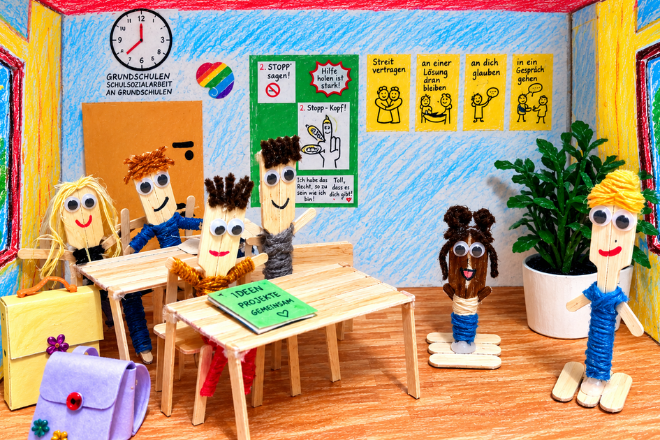 Schulsozialarbeit Kinder Klassenzimmer im Schuhkarton