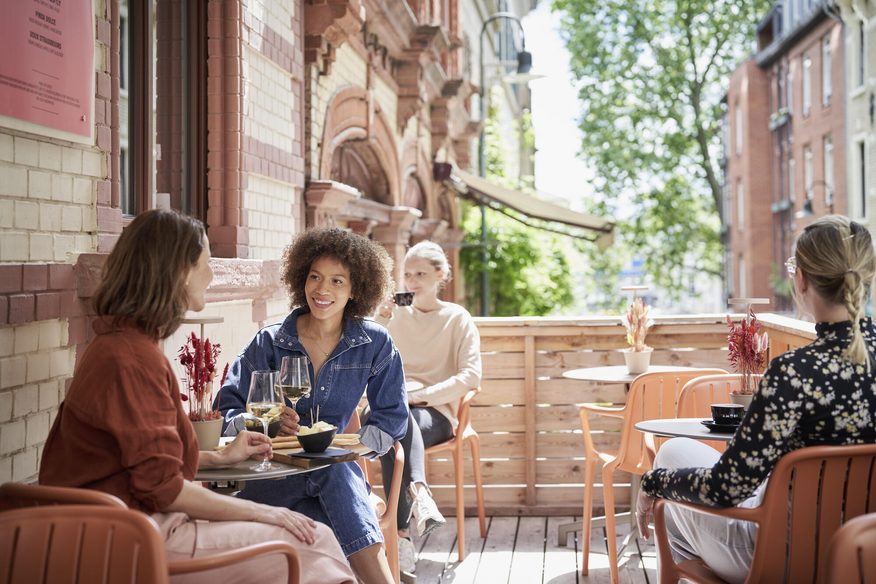 Frauen in Weinbar