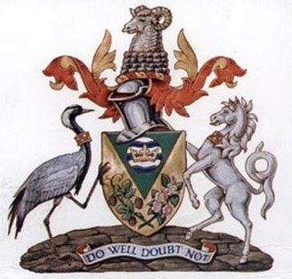 Die wichtigsten Merkmale des Wappens, sind eine geologische Verwerfung, aus der unsere örtlichen Quellen entspringen; ein Brunnen, der Tunbridge Wells bezeichnet; ein Widderkopf, der dem Wappen von Southborough entnommen ist; der Kranich, der vom Cranbrook Rural District verwendet wird; und ein silbernes Pferd, ein Hinweis auf die ländlichen Gebiete von Tonbridge