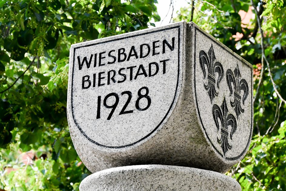 Камінь з написом Wiesbaden-Bierstadt 1928.