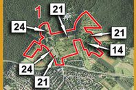 Luftaufnahme einer Landschaft mit markierten Bereichen und nummerierten Beschriftungen in Rot und Schwarz