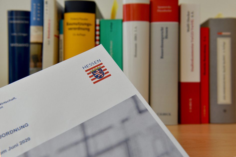Dokument im Vordergrund, Bücher im Hintergrund