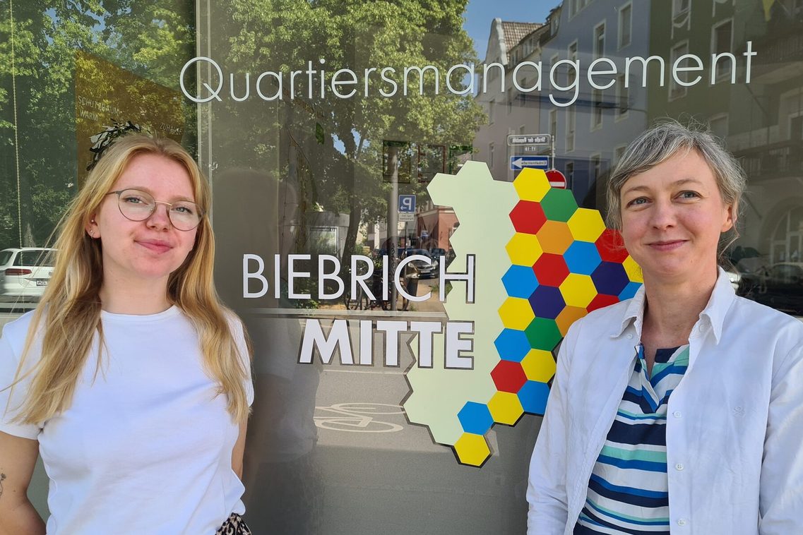 Zwei Personen vor Fenster