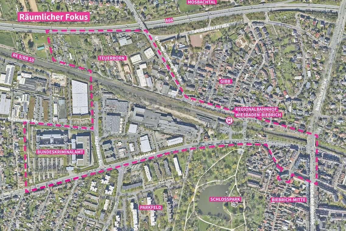 Luftbild des Umfelds des Regionalbahnhof Wiesbaden-Biebrichs. Gewerbliche und durch Wohnen genutzte Bereiche, der Schlosspark sowie die Bahntrasse, Äppelallee und Bundesautobahn A66 sind deutlich zu erkennen. Der Umriss des Experimentierraums ist farbig dargestellt.