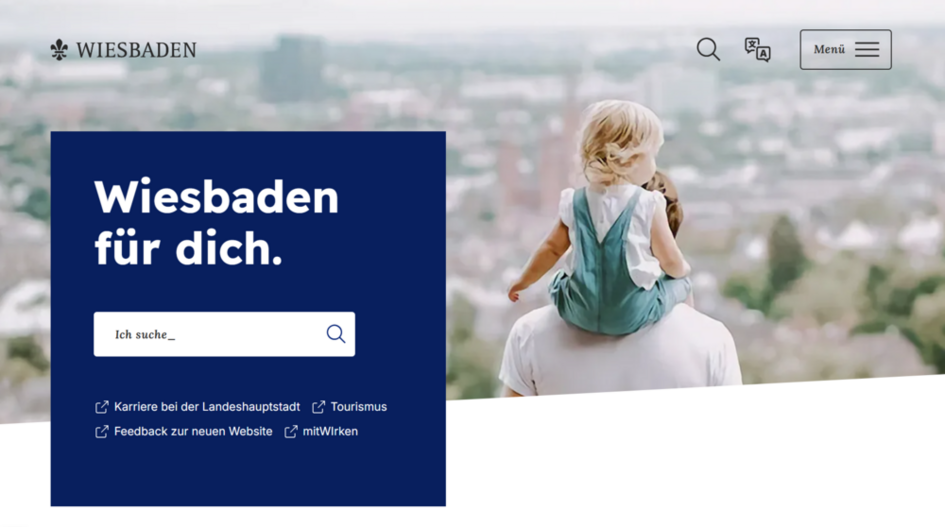 Startseite der neuen Internetseite der Landeshauptstadt. Links in einem dunkelblauen Kasten befindet dich das Suchfeld. Rechts sieht man einen Menschen mit einem Kind auf den Schultern