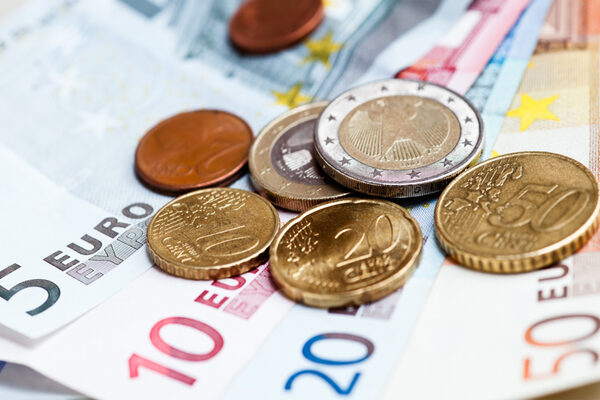 Münzen und Geldscheine