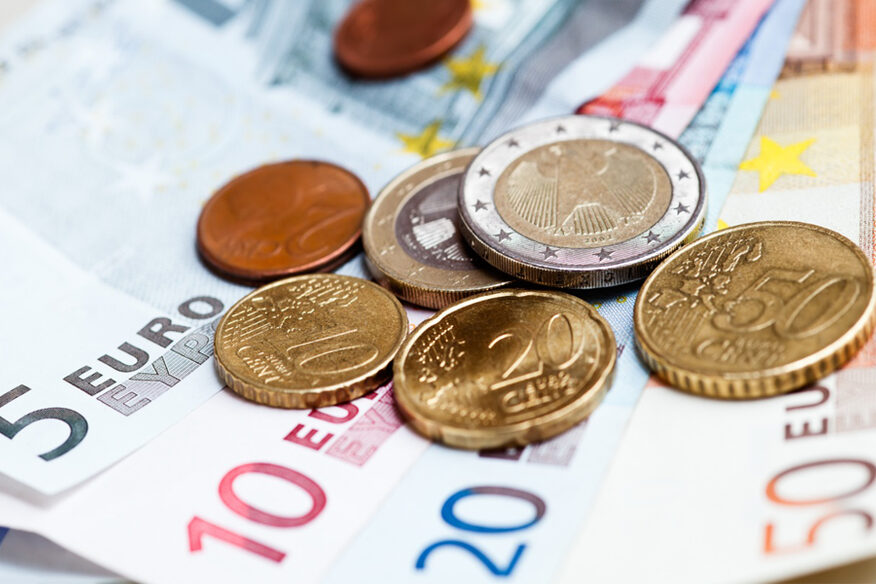 Münzen und Geldscheine