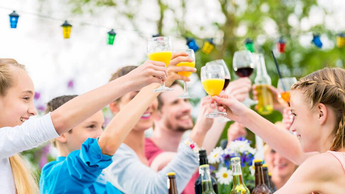 Niños y adultos brindan mientras celebran