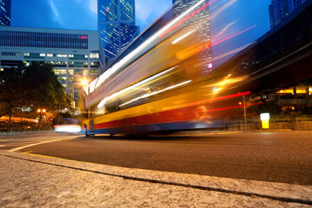 Fahrender Verkehr, lange Blendezeit, verschwommen