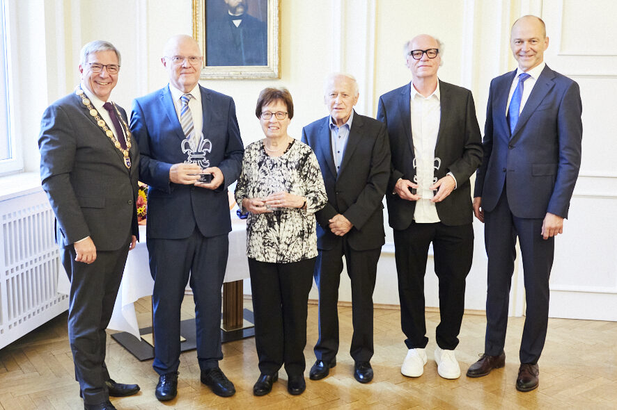 Gruppenfoto aller Preistragenden der Wiesbadener Lilie 2024