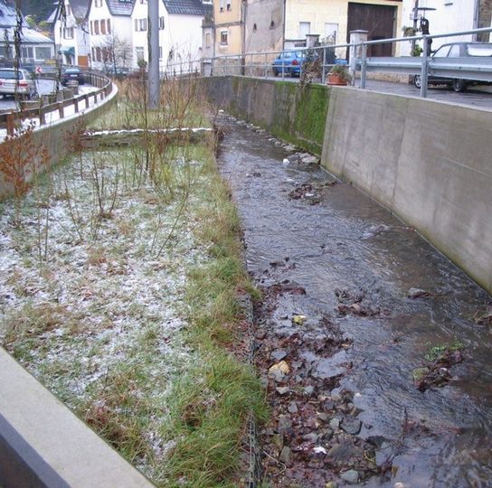 Hochwasserschutz Sonnenberg (Bauabschnitt 1), An Der Stadtmauer, vor dem Umbau des Rambachs. 