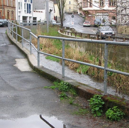 Hochwasserschutz Sonnenberg (Bauabschnitt 1), An Der Stadtmauer Anliegerstraße stadtauswärts, vor dem Umbau des Rambachs. 