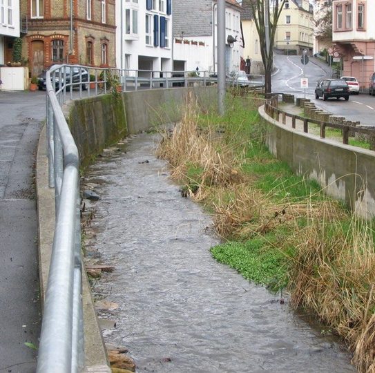 Hochwasserschutz Sonnenberg (Bauabschnitt 1), An Der Stadtmauer Anliegerstraße stadtauswärts, vor dem Umbau des Rambachs. 