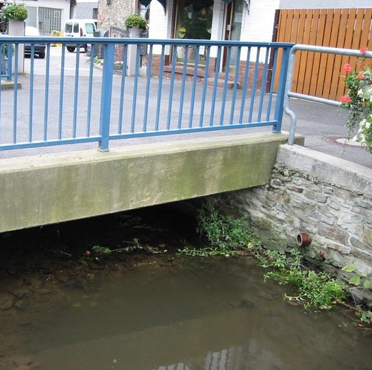 Hochwasserschutz Sonnenberg (Bauabschnitt 1), Engstelle an einer Fußgängerbrücke im Rambach zu Beginn des Umbaus.