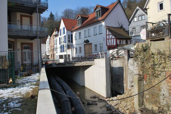 Hochwasserschutz Sonnenberg (Bauabschnitt 1), Fahrbahnbrücke (Verdolung) Schlagstraße/ Mühlbergstraße beim hochwassertauglichen Umbau.