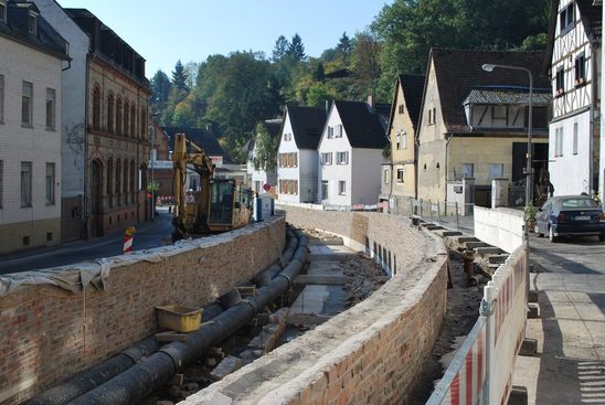Hochwasserschutz Sonnenberg (Bauabschnitt 1), An der Stadtmauer, enge Bauverhältnisse vor Ort.