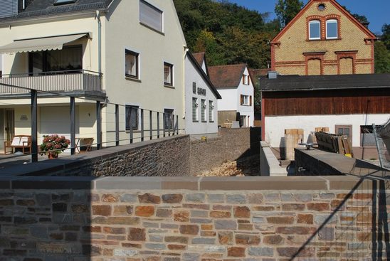 Hochwasserschutz Sonnenberg (Bauabschnitt 1), An der Stadtmauer, neue hochwassertaugliche Fußgängerbrücke. 