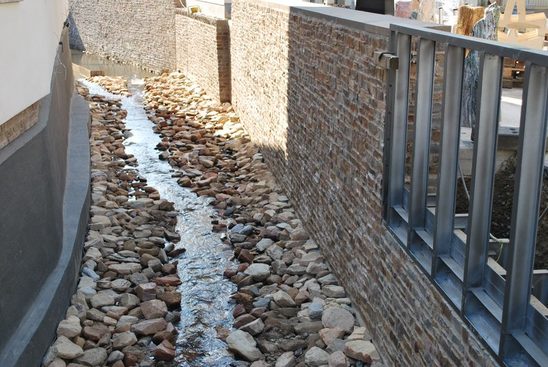 Hochwasserschutz Sonnenberg (Bauabschnitt 1), An der Stadtmauer, Erneuertes Bachbett mit ökologisch ausgebauter Sohle.