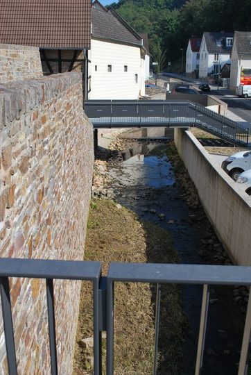 Hochwasserschutz Sonnenberg (Bauabschnitt 1), hochwassertaugliche Fußgängerbrücke. 