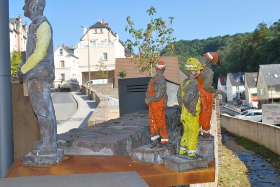 Hochwasserschutz Sonnenberg (Bauabschnitt 1), kleine Statuen am Rande des Klaus-Miehlke-Parks erinnern an die langjährige Bauzeit. 