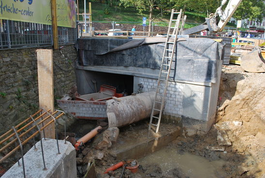 Hochwasserschutz Sonnenberg (Bauabschnitt 2, September 2014), Fertigstellung des Entlastungskanals unter dem Hofgartenplatz.