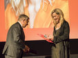 Ehrenpreis für Anna Schudt/Anna Schudt mit OB Gert-Uwe Mende