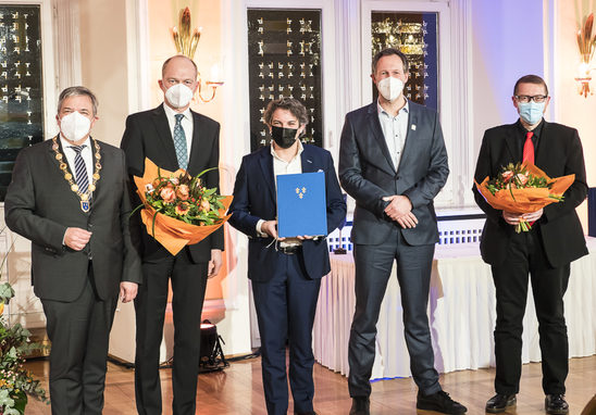 Verleihung Kulturpreis 2021/v.li.OB Gert Uwe Mende, Dr.Gerhard Obermayr, Preisträger Frederik Malsy + Marc Auel, Kulturdezernent Axel Imholz