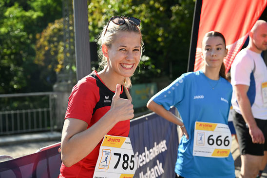 Sportlerinnen nund Sportler beim 25-Stunden-Lauf im Wiesbadener Kurpark.