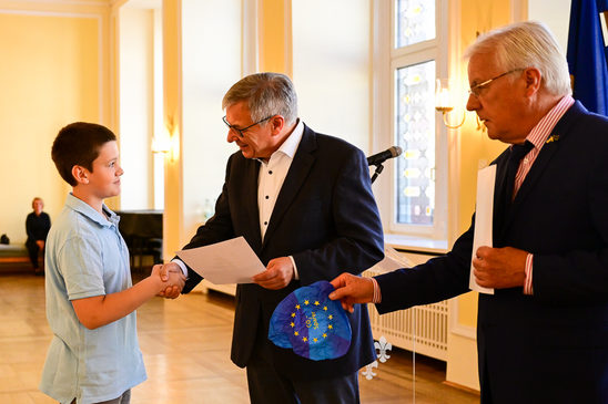 Oberbürgermeister Gert-Uwe Mende und Stadtverordnetenvorsteher Dr. Gerhard Obermayr verliehen am Montag, 12. Juni, Urkunden und Preise des Europäischen Wettbewerbs.